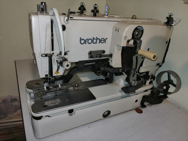 Butoniera usoara Brother HM8180